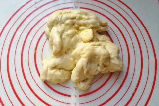 然后加入软化的黄油，继续揉搓摔打10分钟左右就能出手膜了；