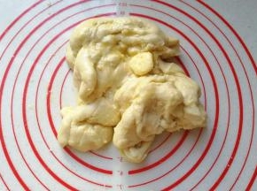 然后加入软化的黄油，继续揉搓摔打10分钟左右就能出手膜了；