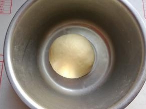 把揉好的面团放入盆中，盖保鲜膜放在温暖处发酵；