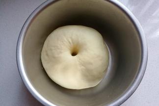 发酵至2倍大以上时，手指沾面粉插孔，不回缩不塌陷即发酵完成；