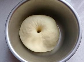 发酵至2倍大以上时，手指沾面粉插孔，不回缩不塌陷即发酵完成；