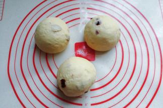 然后将面团分成三份滚圆，盖保鲜膜醒发15分钟左右；