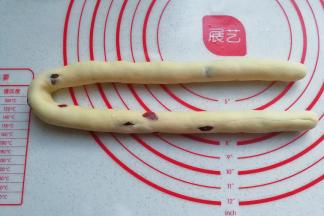 取一份醒好的面团搓成长条；