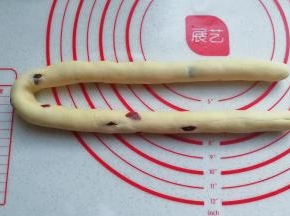 取一份醒好的面团搓成长条；