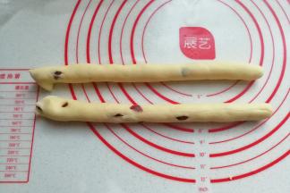 从中间切断一分为二，再继续搓长搓圆；