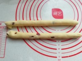 从中间切断一分为二，再继续搓长搓圆；
