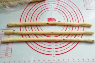 依次做完所有面团，然后三条一组；