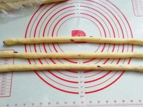 依次做完所有面团，然后三条一组；