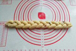 启始端捏紧开始编瓣子，编完后收尾处也捏紧；