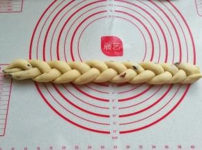 启始端捏紧开始编瓣子，编完后收尾处也捏紧；