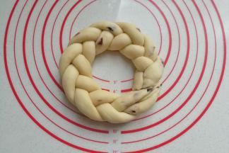 然后首尾处粘点水交错粘紧；