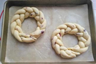 把做好的花环面包摆入烤盘中，放温暖处发酵；