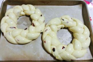 发酵好的面包胚取出刷一层蛋液，放入预热好的烤箱中层上下火160~170度烤约20分钟左右即好；（上色满意后要及时加盖锡纸）