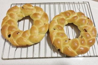 烤好的面包出炉晾凉，然后筛上糖粉，再随意装饰就好啦！