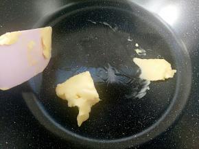 一定要不粘锅，放入黄油，开最小火。