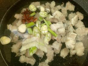 牛肉焯好捞出，另烧一锅水，水热放焯好的牛肉，再放入葱花，姜片，大料，酱油中火炖。