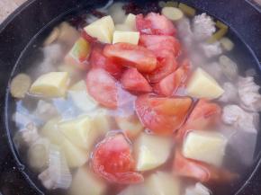 炖1个小时后放入土豆和西红柿。继续中火炖。