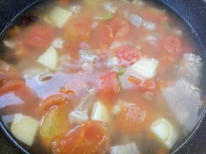 开锅放盐，再炖半个小时。关火放味精。