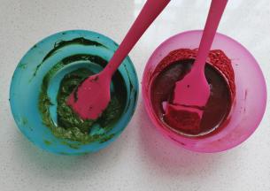 红曲粉和大麦青汁粉先用少许牛奶融开拌匀备用；