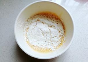 拌好后筛入低筋面粉；