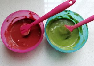 这样就得到两种颜色的蛋黄糊；