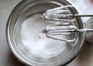 蛋清加入少许柠檬汁，分次加入白糖打发至如图硬性发泡状态；