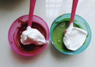 先取少许蛋白霜到两种蛋黄糊中切拌均匀；