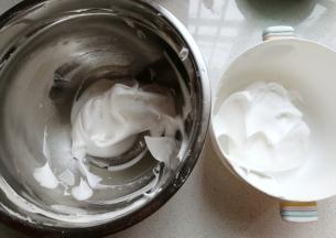 然后再将剩下的蛋白霜分成两份；