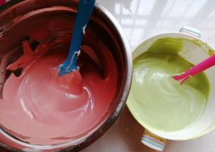 再把先拌好的两种蛋糊分别倒入蛋白霜中切拌均匀，就得到两种颜色的蛋糕糊；