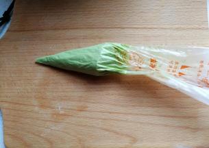 先取少许绿色蛋糊装入裱花袋中；（此时预热烤箱）