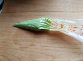 先取少许绿色蛋糊装入裱花袋中；（此时预热烤箱）