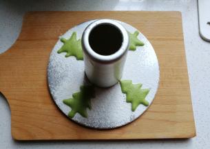 挤好后放入预热好的烤箱中烤约30~40秒，表面呈凝固状态，然后抖掉多余的面粉；