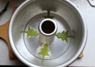 再把中空底座放回模具中；