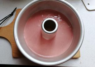 接着倒入红色蛋糕糊震荡几下，震除气泡；