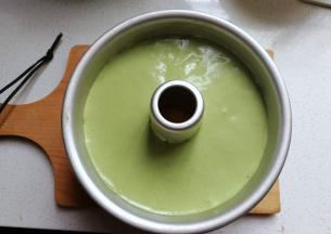 最后再倒入绿色蛋糕糊震荡几下，再放回烤箱中150度烤约40分钟左右即好，烤好后出炉倒扣晾凉再脱模。