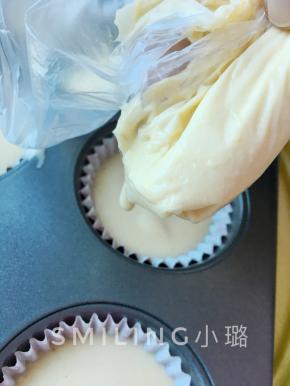 保鲜袋底部其中一角剪一个口子，把面糊挤入纸杯中，不要挤太满，最后把模具震几下震出气泡