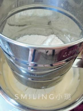 全蛋液中，分三次筛入低筋粉，每一次都要用刮刀翻拌均匀，注意不要打圈，用炒菜一样的方式拌