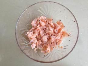 取适量磷虾，其余的放回冰箱冷冻层