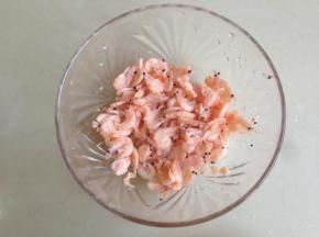 取适量磷虾，其余的放回冰箱冷冻层