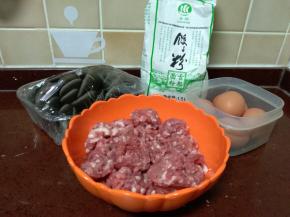 所有食材准备好，肉馅是买的直接绞好的，其实自己剁的更有味道