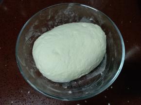 首先来和面，都是软面馒头硬面饺子，所以饺子的面团要和硬一点，但是也不要太硬 ，揉至光滑静置20分钟