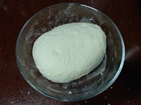首先来和面，都是软面馒头硬面饺子，所以饺子的面团要和硬一点，但是也不要太硬 ，揉至光滑静置20分钟