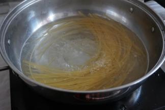 水开后放入盐，加意面煮10分钟，煮的过程中要搅拌一下，以免意面粘锅底