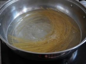 水开后放入盐，加意面煮10分钟，煮的过程中要搅拌一下，以免意面粘锅底