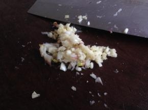 红葱头和蒜剁成蓉