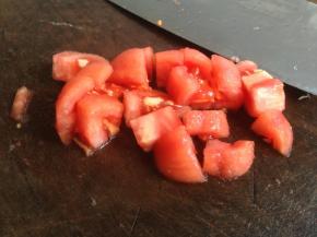 用刀在番茄表皮划十字，再煮一下，轻易去皮，切小块