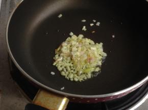 锅里放入黄油，待黄油溶化后加入葱蒜蓉，炒香