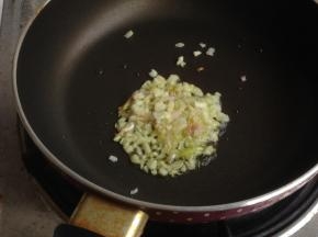 锅里放入黄油，待黄油溶化后加入葱蒜蓉，炒香