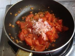 加入磷虾、胡椒粉和料酒，翻炒几下