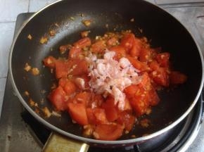 加入磷虾、胡椒粉和料酒，翻炒几下